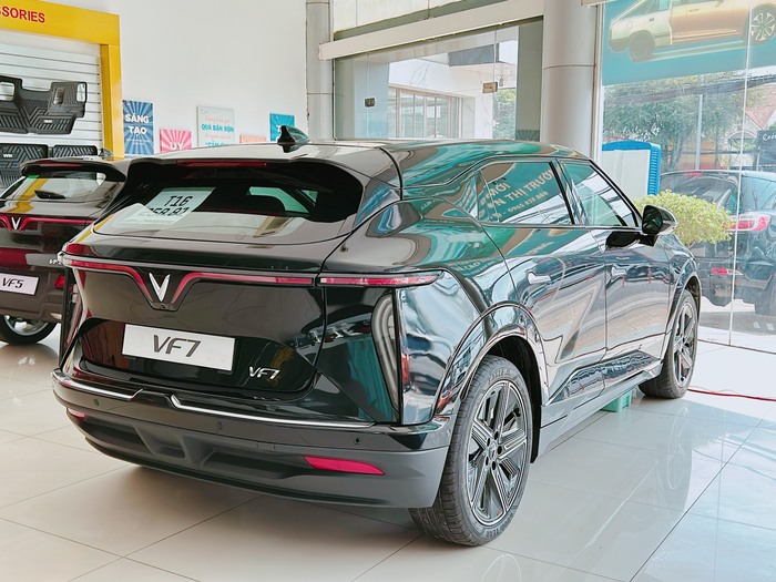 giá xe vinfast vf7 mới nhất